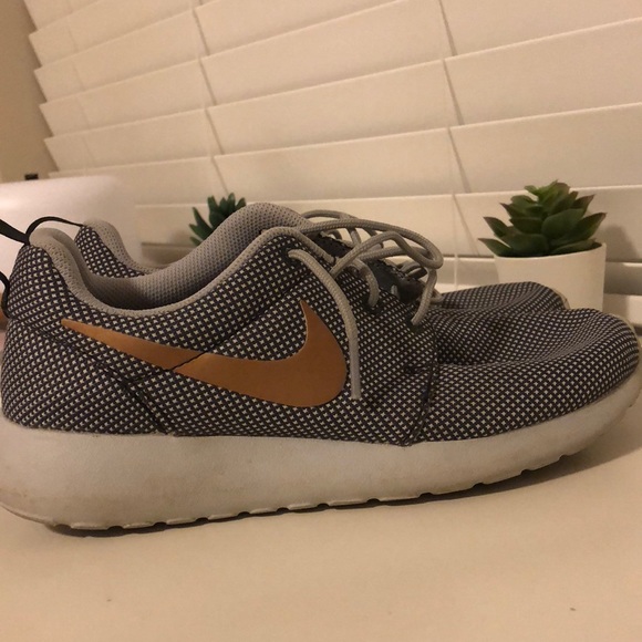 Nike Roshes Grey with Gold Swoosh - Picture 2 of 3